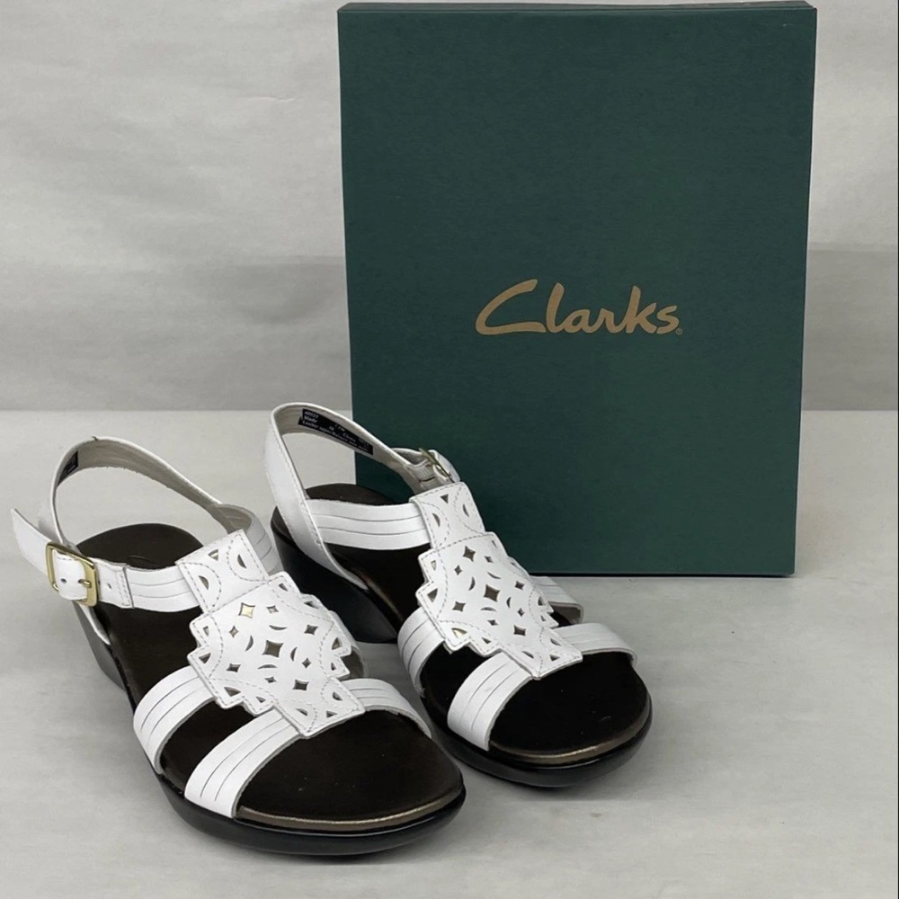 Clarks Women's White Sandals Size 7.5 Wide Leather AUTHENTIC NEW - Store Display